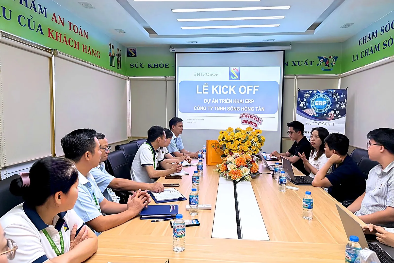 Ban lãnh đạo Sông Hồng Tân và ENTROSOFT tại lễ kick-off ERP