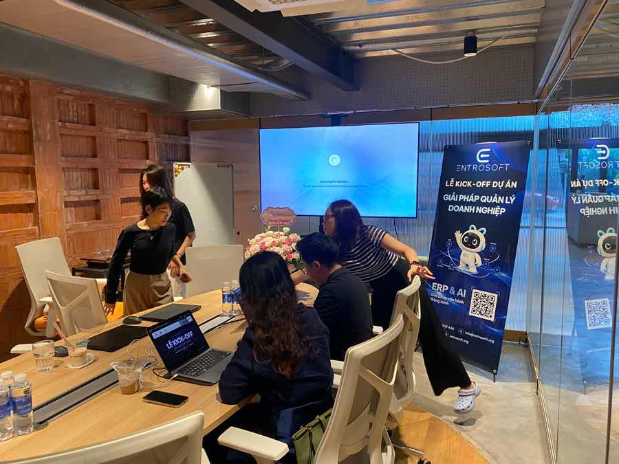 Đội ngũ ENTROSOFT và GBV Holding trao đổi quanh bàn họp kick-off